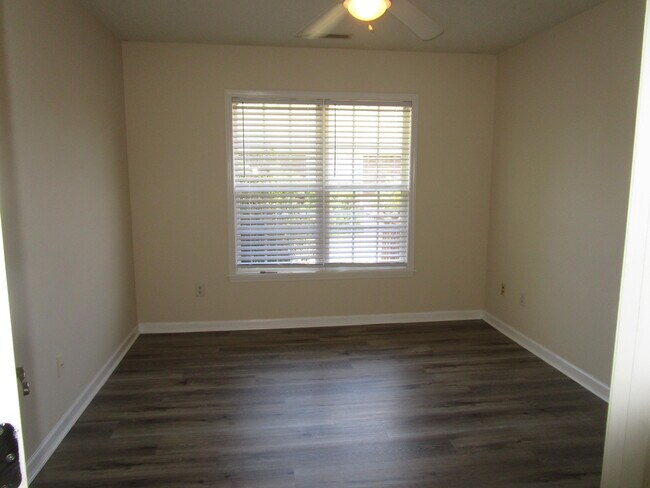 Building Photo - 3442 Beacon Dr