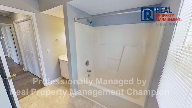 Building Photo - 3 BD/2 BA Upper Unit Condo in Hawthorne Park