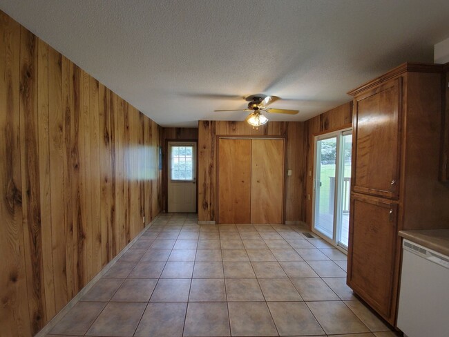 Building Photo - $1795-Conveniently Located 4 Bedroom Rusti...