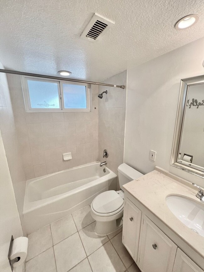 Building Photo - Spacious 3BR Single-Story Residence | Central Air, Fireplace, Private Backyard Retreat