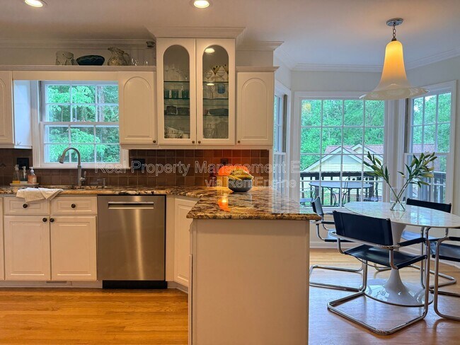 Building Photo - 1208 Nottingham Dr