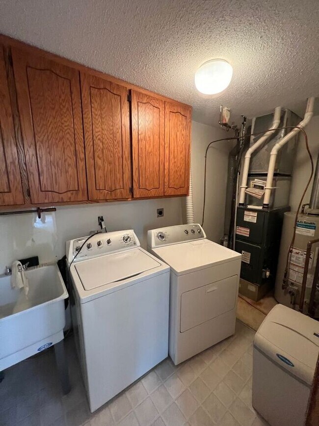 Building Photo - End Unit Single Level Townhouse, New Floor...