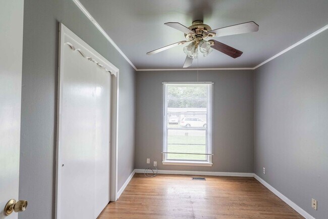 Building Photo - 3 bed/1 bath!