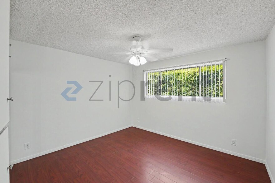 Building Photo - Unit 2