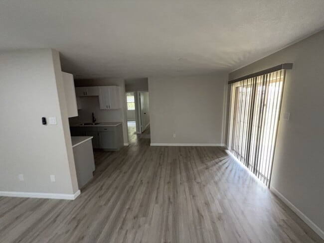 Building Photo - AVAILABLE NOW - (SECTION 8 ACCEPTED)