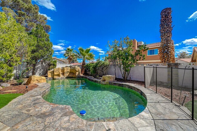 Building Photo - Charming 4 bedroom 3 bath fully furnished pool home in the heart of spring valley!