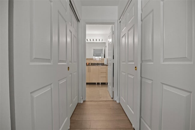 Building Photo - 732 NE 15th Ave