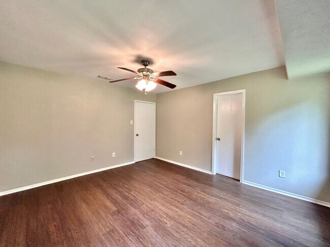 Building Photo - 3305 Oak Alley