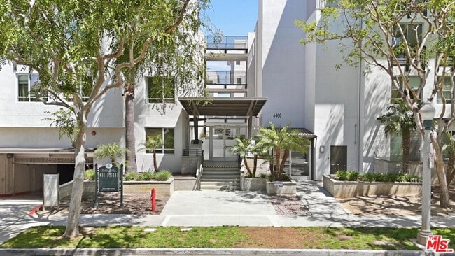 Building Photo - 6400 Crescent Prk E