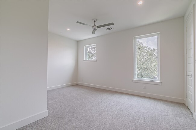 Building Photo - 6028 Lewis St