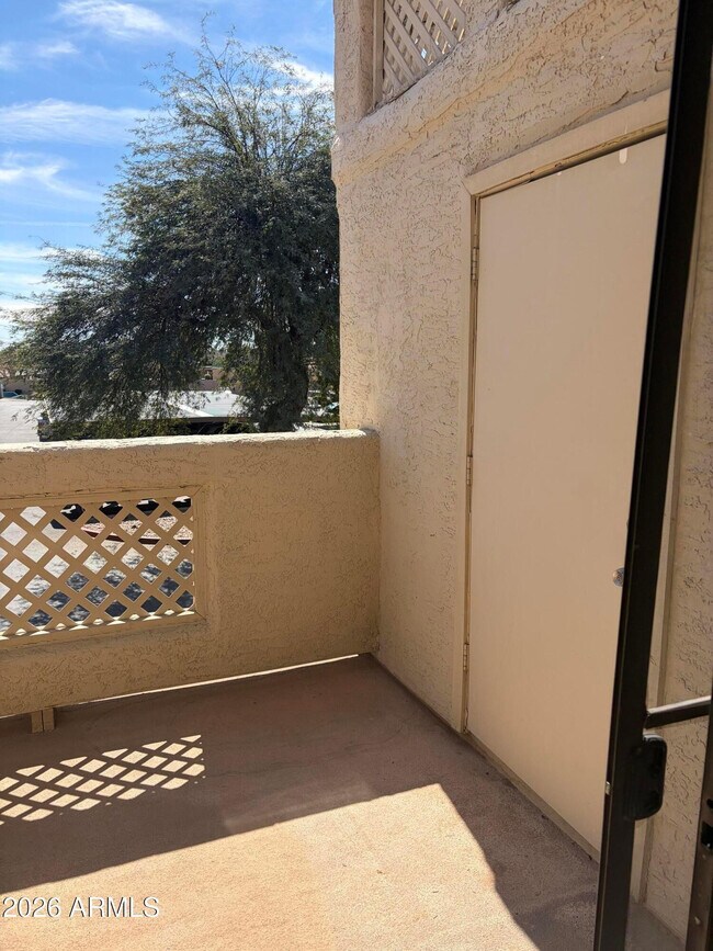 Building Photo - 930 N Mesa Dr