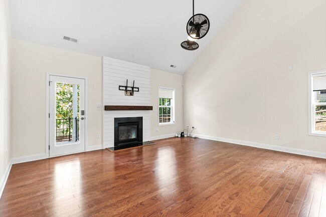Building Photo - 1 Catalpa Ln N