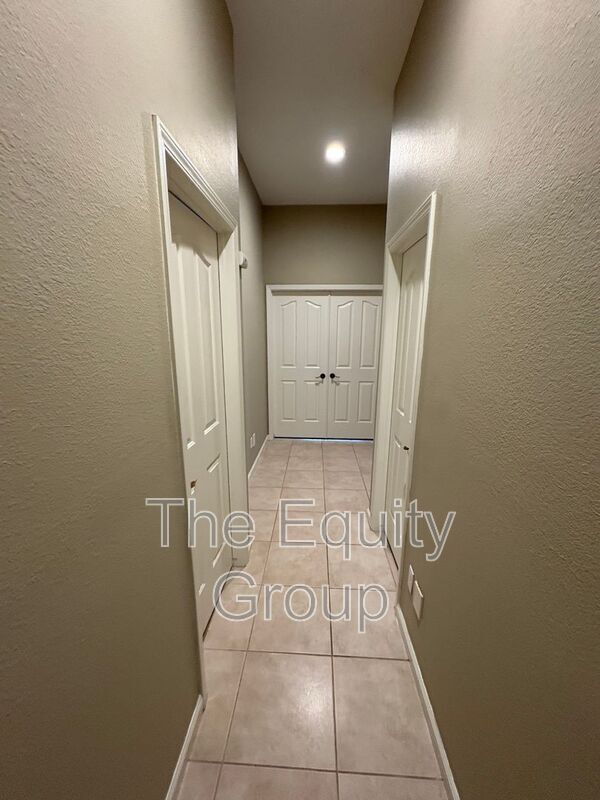 Building Photo - 2511 S Peppertree St