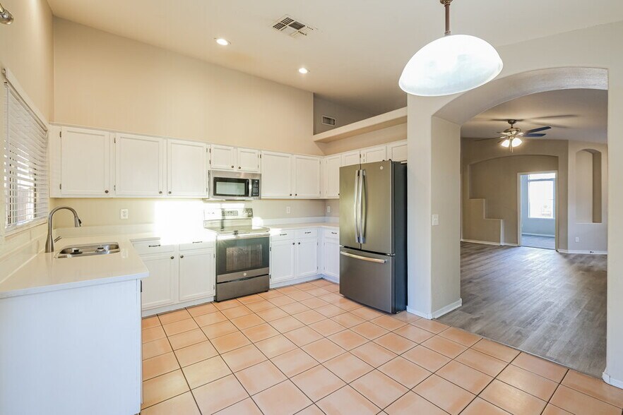 Building Photo - 8667 W Palm Ln