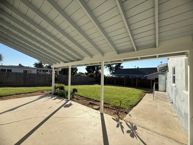 Building Photo - 3 bed 1.5 bath house + Studio Apt