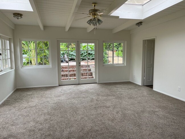 Building Photo - Charming 3 Bedroom 2 Bath Single Family Ho...