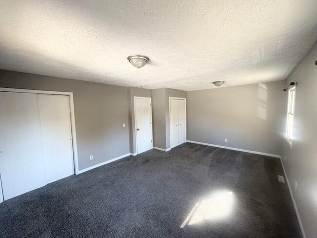 Building Photo - Split Level 4 Bedroom