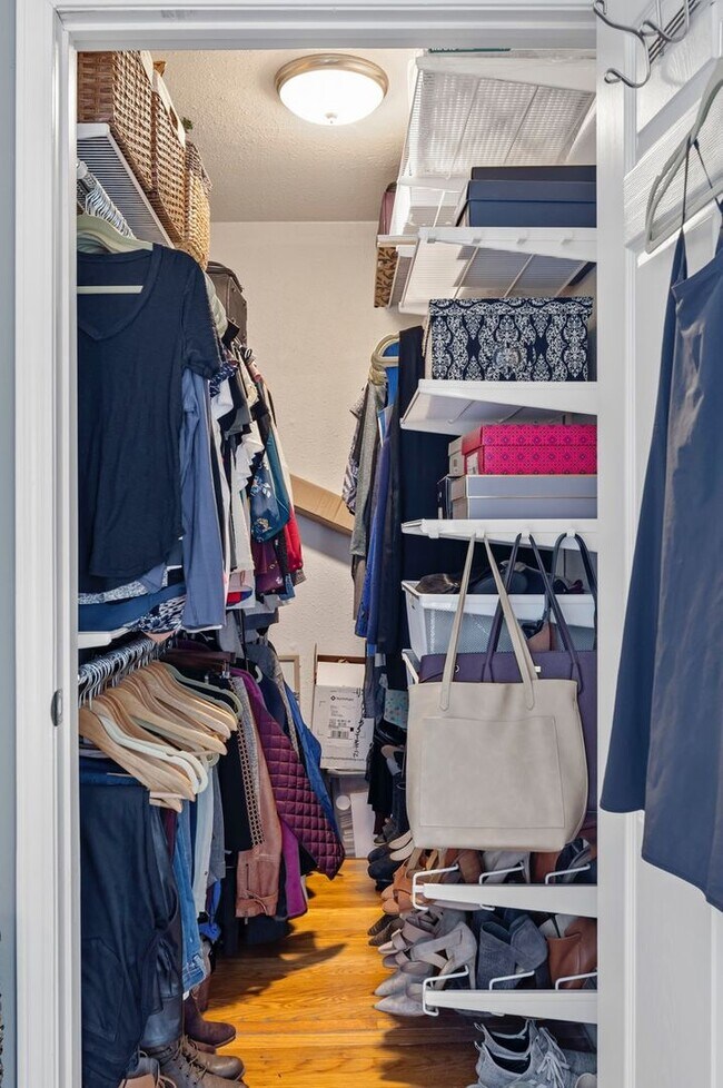 Building Photo - Beautiful 2bd/1ba Condo in VA Highlands w/ Balcony and Pool!!