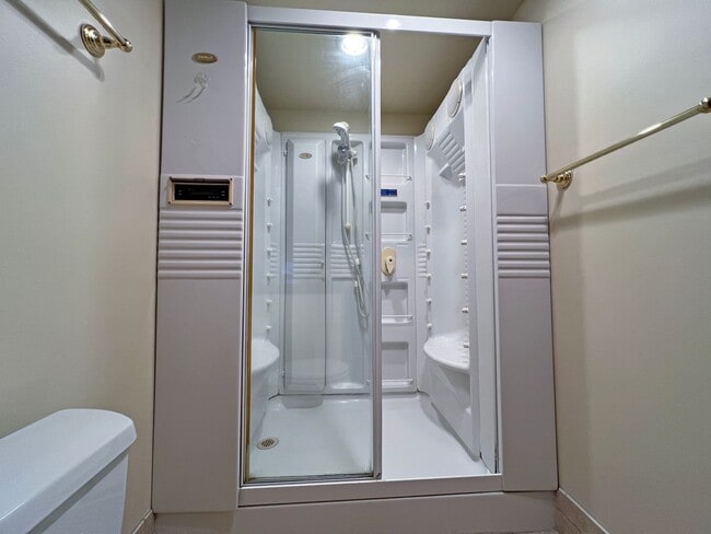 Building Photo - Gated Sound view home Des Moines area, 4 bed plus den 2.5 bath 3900 s/f, Available NOW!!!