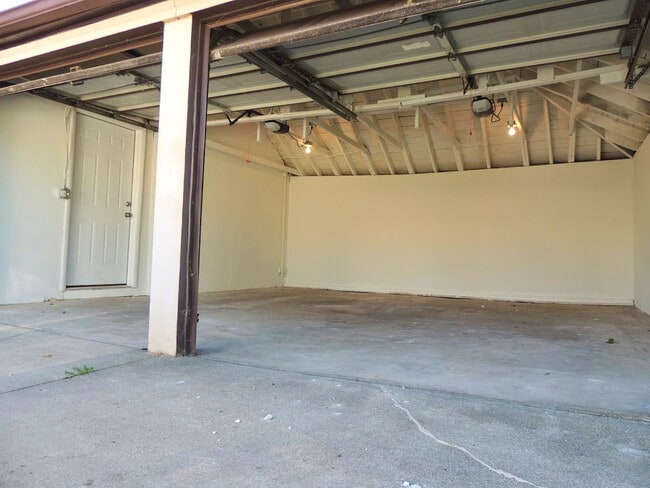Building Photo - 3 Bed - 2 Full bath Ranch for Rent - Compl...