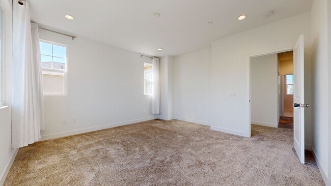 Building Photo - Bright & Beautiful 4 Bedroom 3 Full Bathroom Home!