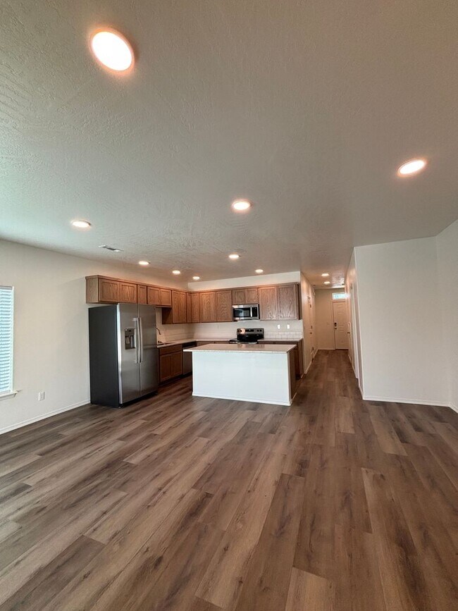 Building Photo - 3 Bedroom 2.5 Bathroom Townhome
