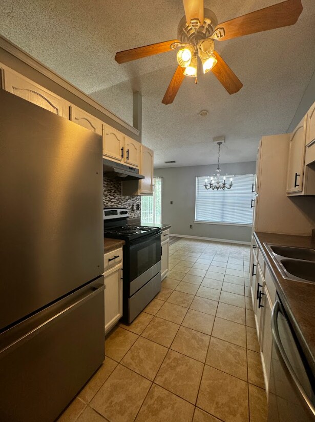 Building Photo - 3-Bedroom, 2-Bath Home in Sought-After Community