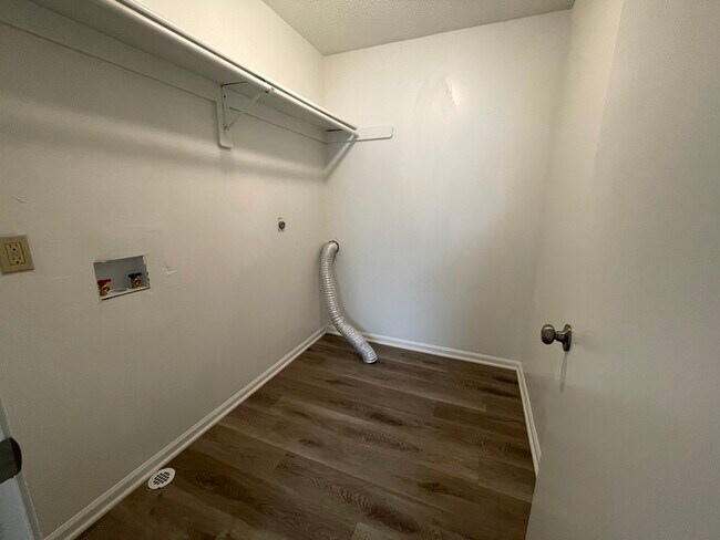 Building Photo - Welcome to this stunning 4-bedroom, 2.5-bathroom home located in the desirable Overland Park.