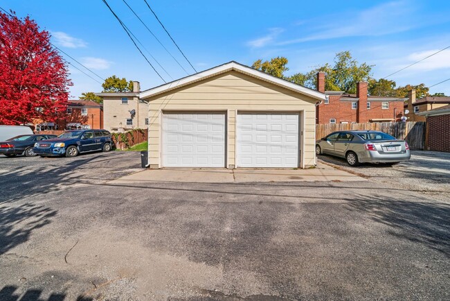 Building Photo - 27 E Thorndale Ave