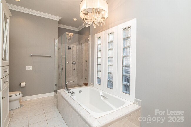 Building Photo - 3911 Lakeside Dr