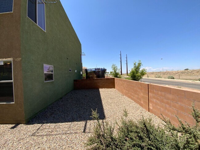 Building Photo - 4 Bedroom Home Available in Juan Tabo Hills!