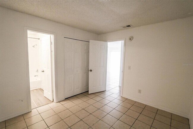 Building Photo - 3253 Bloomingdale Villas Ct