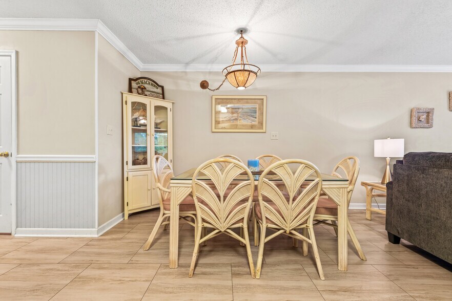 Building Photo - 1095 Plantation Dr W