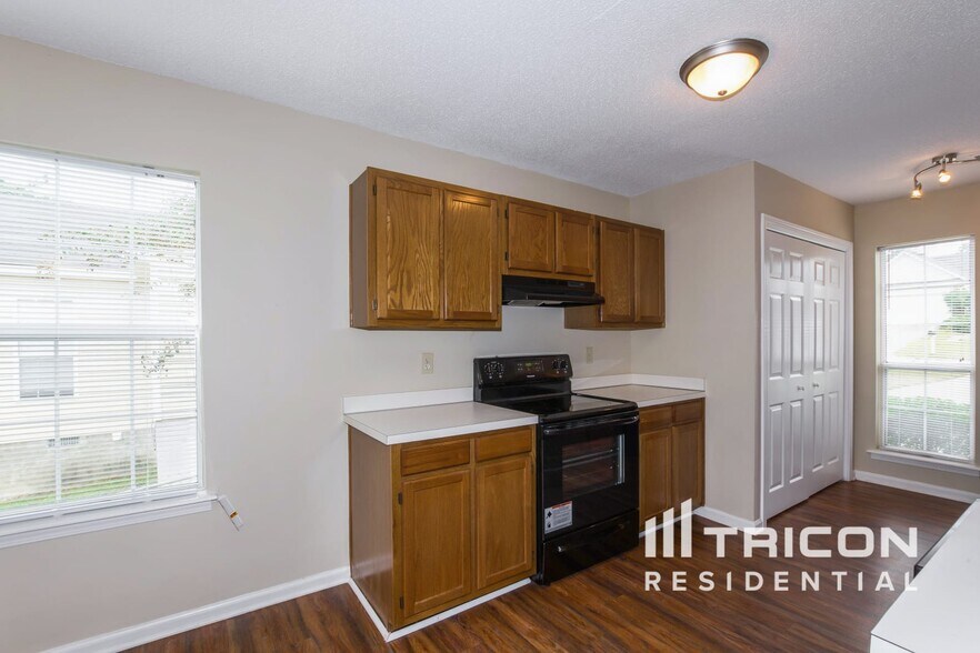 Building Photo - 121 Green Rose Rd