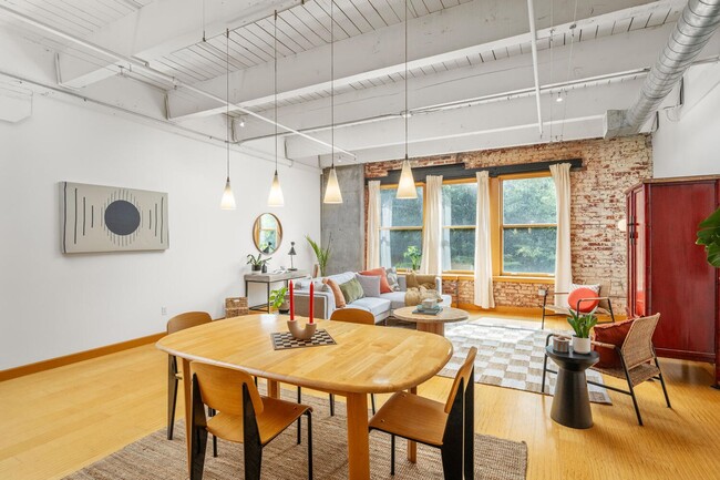 Building Photo - Gorgeous loft in a converted window factor...