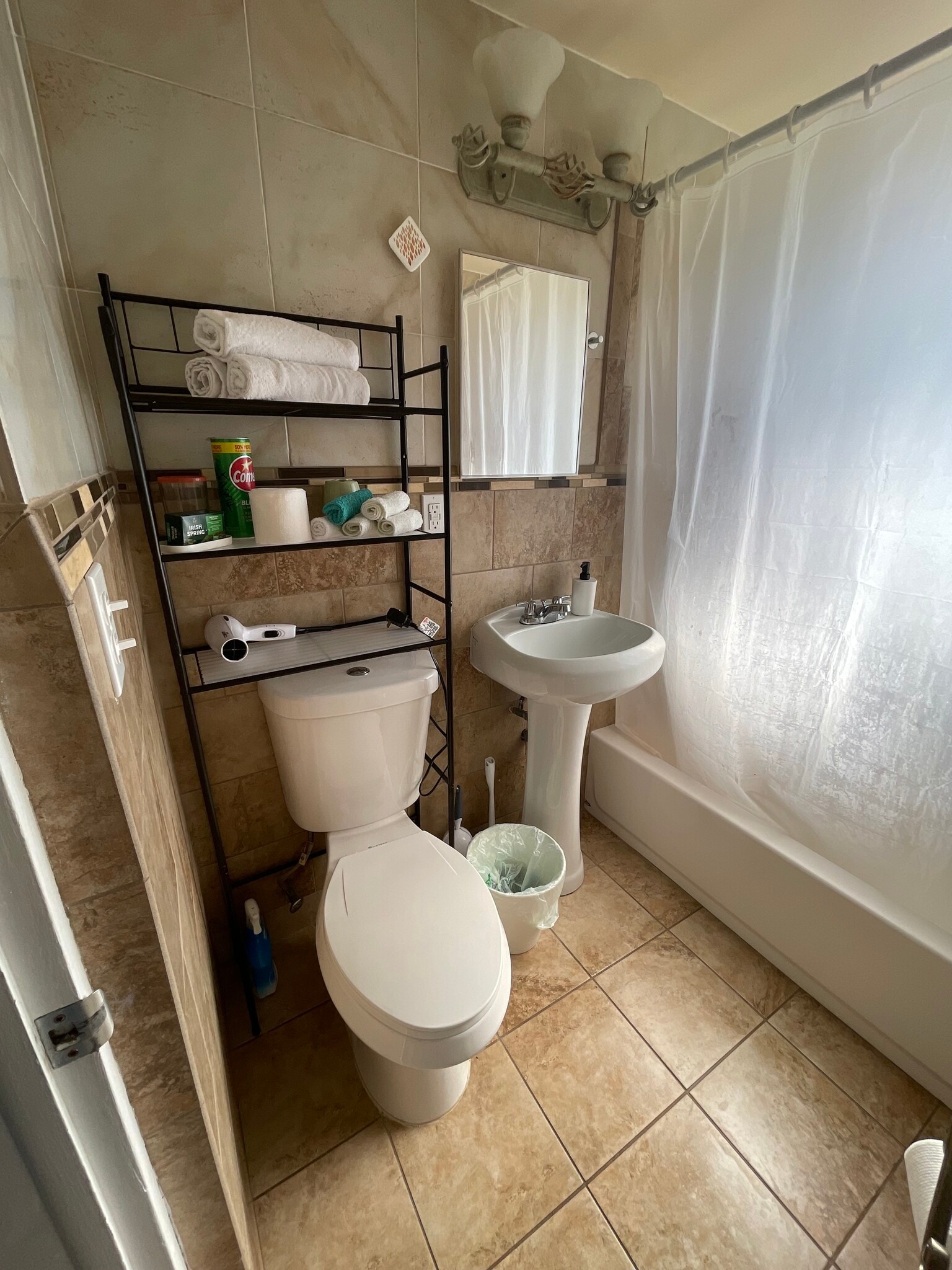 3x1 or 4x2 main bathroom with tub - 2440 Manasota Beach Rd