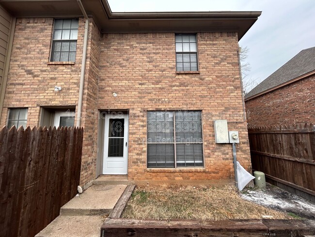 Building Photo - 7425 Kingswood Dr