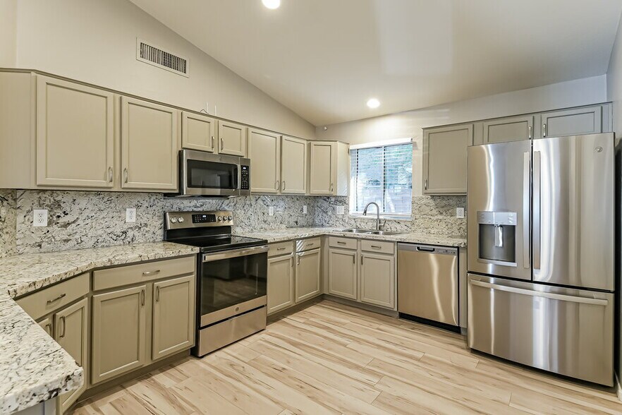 Building Photo - 2143 E Danbury Rd