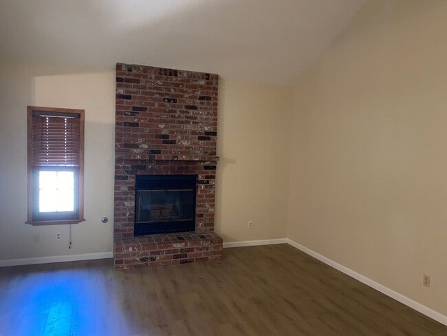 Building Photo - Freshened Up !!