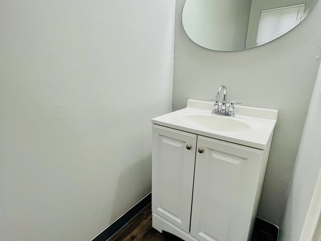 Building Photo - this beautiful 2 bedroom/1.5 bathroom townhouse apartment