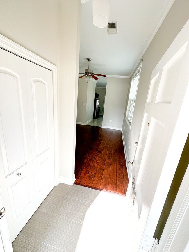 Building Photo - Uptown Rental: 2BR Duplex with Parking & Yard