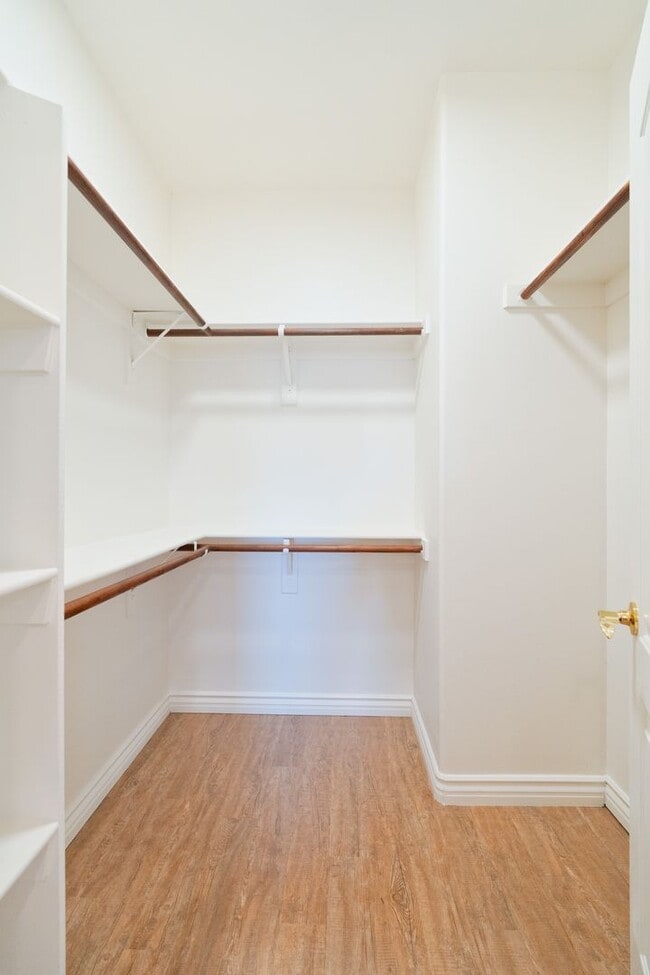 Building Photo - BEAUTIFUL 4 BED 3 BATH UNIT!!!!!