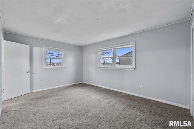 Building Photo - 925 2nd Ave E