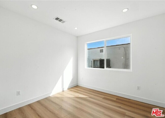 Building Photo - 3031 Vineyard Ave