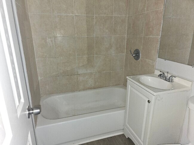 Building Photo - The Horizon 5533