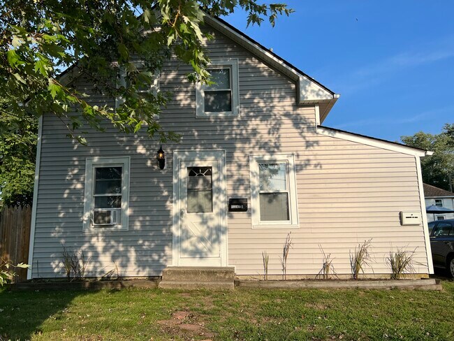 Building Photo - 410 Pequot Ave