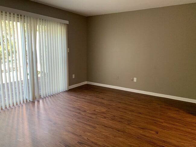 Building Photo - Moon Township - 2 Bedroom, 1.5 Bath Townho...
