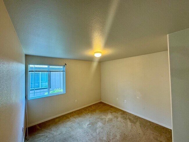 Building Photo - 516 NE Negus Loop