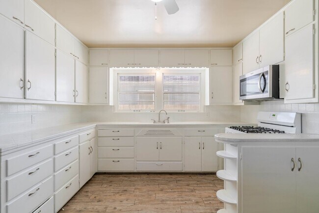 Building Photo - 44632 Fern Ave