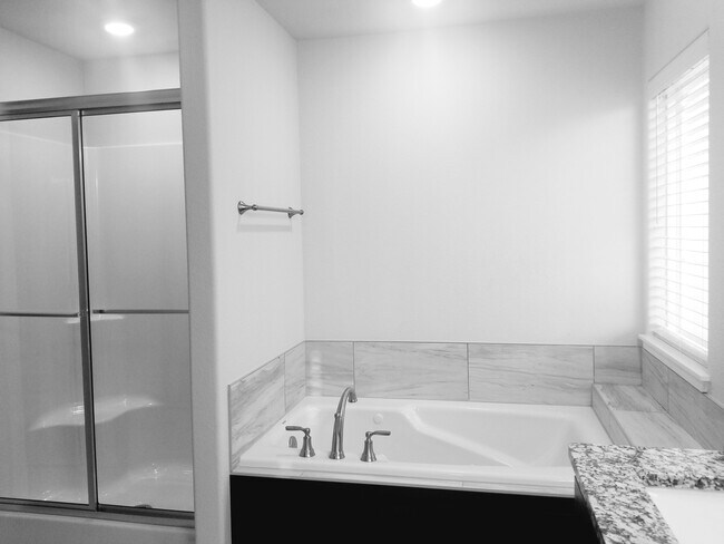 Building Photo - 500 Coconut Ln